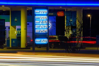 Live-Debatte: Fahren zu viele zum Tanken nach Tschechien? - Schön teuer: in Deutschland kostet Benzin viel.