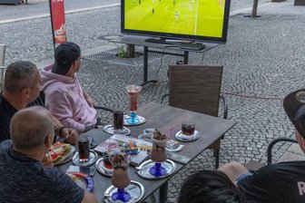 Live im Erzgebirge: Das Duell der letzten beiden Fußball-Weltmeister - Public Viewing auf dem Annaberger Markt.