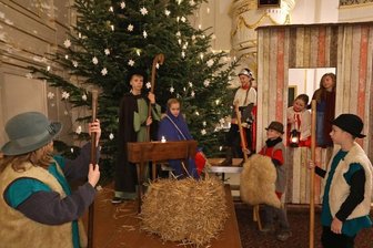 Live-Krippenspiele diesmal ohne Gesang - Für die Aufzeichnung des Krippenspiels in der Oberlungwitzer St.-Martins-Kirche haben die Mitstreiter zur Probe die Kostüme angelegt.