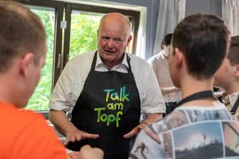 Live-Stream rettet den "Talk am Topf" mit Landratskandidaten - Frage von Jugendlichen an Roberto Rink (DSU), der für die AfD antritt: "Warum kandidieren Sie für eine Partei, wo auch Nazis drin sind?"