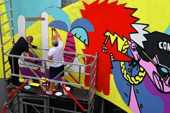 „Live the Life you Love“: Chemnitz würdigt Matthias Müller mit einem farbenfrohen Mural - Freunde und Angehörige gestalteten am Wochenende den Schriftzug „Live the Life you love“ in dem Luftschacht neben dem Roten Turm zur Erinnerung an den im März jung verstorbenen Chemnitzer Künstler Matthias Müller aka Kid Gringo.