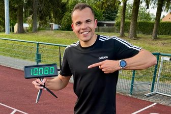 Live vom MDR übertragen: Lengenfelder Leichtathlet startet beim DSC-Meeting über 100 Meter - Die Form stimmt optimistisch: Yannick Schmalfuß strahlt hier beim Training in Treuen über seine starke Sprintzeit.