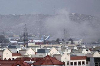 Rauch steigt von einer Explosion außerhalb des Flughafens in Kabul auf. Die Explosion ereignete sich außerhalb des Flughafens, wo Tausende Menschen nach der Machtübernahme der militant-islamistischen Taliban auf der Evakuierung aus Afghanistan zusammengekommen sind.