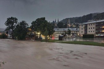 Liveblog zum Hochwasser in Deutschland: Bayerischer Landkreis ruft Katastrophenfall - Rekord-Pegelstände an der Ache: 3,75 Meter wurden dort am Samstagabend gemessen. Foto: Kilian Pfeiffer             Die Altstadt von Hallein in Österreich wurde teilweise überflutet - die Wassermassen trugen auch dieses Auto mit. Die Altstadt von Hallein in Österreich wurde teilweise überflutet - die Wassermassen trugen auch dieses Auto mit. 