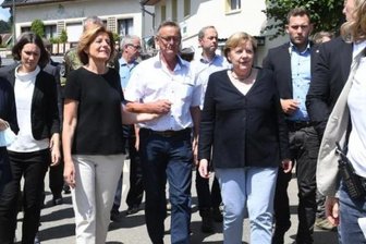 Liveblog zum Hochwasser in Deutschland: Merkel verspricht schnelle Hilfe - Kanzlerin im Katastrophengebiet: Begleitet von Rheinland-Pfalz' Ministerpräsidentin Malu Dreyer hat Angela Merkel den Hochwasser-Hotspot Schuld besucht. 