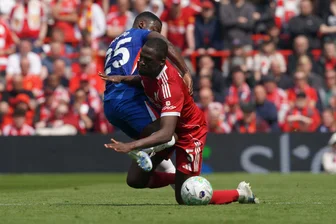 Liverpool nur 1:1 gegen Chelsea - Wirtz fehlt erkrankt - Chelseas Moises Caicedo (l) und Liverpools Ibrahima Konate kämpfen um den Ball.