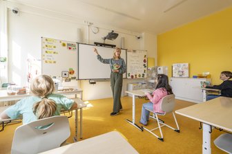 Livestream aus dem Klassenzimmer: Warum an einer Chemnitzer Grundschule der Unterricht gefilmt wird - Lehrerin Simona Winkler mit Schülerinnen und Schülern der Grundschule Weststraße. Einer der Räume ist nun mit Videokameras und Mikrofonen ausgestattet, die den Unterricht aufzeichnen.