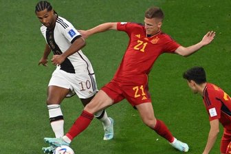 Liveticker: Deutsche Nationalelf trifft auf selbstbewusstes Spanien - Spaniens Dani Olmo vor Serge Gnabry am Ball.