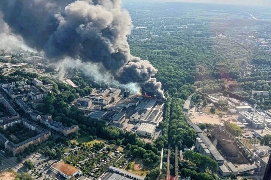Liveticker: Großbrand in Chemnitz - Gießerei in Flammen - Blick aus der Luft 
