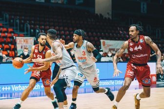 Liveticker: Können die Niners auch ohne ihre Fans jubeln? - Starkes Debüt für Chemnitz: Trent Lockett (links).