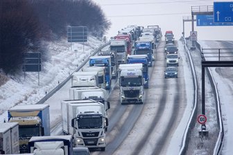 Liveticker zu Wintersturm „Elli“ in Sachsen: Einschränkungen auf der A 4, Zugverkehr im Norden soll ab Samstagmorgen starten - Nachdem mehrere LKW am Brabschützer Berg auf der A 4 hängengeblieben waren, musste die Polizei am Vormittag den Bereich zwischen der Abfahrt Dresden-Neustadt und dem Autobahn-Dreieck Dresden-West zwischenzeitlich sperren. Am Mittag konnte die Autobahn in Richtung Chemnitz wieder freigegeben werden.
