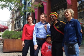 Liveticker zum 1. Juni in Chemnitz: Ministerpräsident Kretschmer besucht Familienfest - Zwischen Rosenhof und Brückenstraße steigt ein buntes Familienfest. Auch Ministerpräsident Michael Kretschmer (CDU) feiert mit. Hier spricht er mit Oberbürgermeisterin Barbara Ludwig und dem Vorsitzenden des "Kukayemoto Culture Center", Arba Manillah.