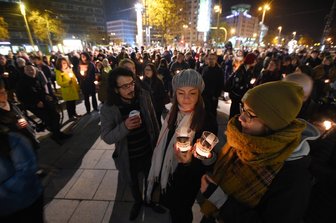 Liveticker zum Nachlesen: So beging Chemnitz den 9. November - Teilnehmer der Aktion "Lichterwege" am Stefan-Heym-Platz.