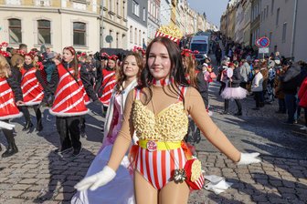Liveticker zum Straßenfasching in Meerane: Ein gelbes U-Boot rollt durch die Stadt - Das Wetter war besser als erwartet. Die „Meeta-Girls“ tanzen in der Sonne.