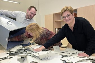Liveticker zur Bundestagswahl in Zwickau: Matthias Moosdorf (AfD) landet deutlichen Sieg - Frisch ans Werk: Im Clara-Wieck-Gymnasium in Zwickau zählen Wahlvorsteher Martin Schürer sowie die Beisitzerinnen Heike Pfropper-von Ganski und Ute Reitz (von links) die Stimmen aus.