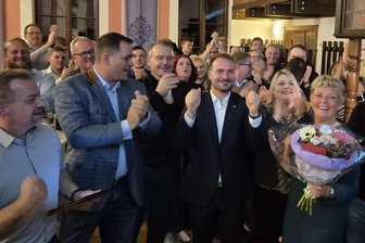 Liveticker zur OB-Wahl in Freiberg: Philipp Preißler siegt im zweiten Durchgang - Jubel bei der Wahlkampf-Party von Philipp Preißler.