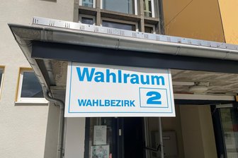 Liveticker zur Oberbürgermeister-Wahl in Aue-Bad Schlema: Wer wird neuer Rathaus-Chef? - Wahllokale sind geöffnet - Die ersten Wähler waren an diesem Sonntag 7.45 Uhr da und mussten sich noch gedulden, bevor sie ihr Kreuz machen konnten. Warteschlangen bildeten sich nicht, auch wenn stetig Wähler in die Grundschule auf dem Zeller Berg kamen.