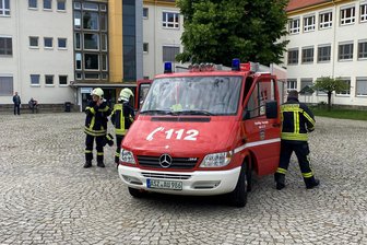 Liveticker zur Oberbürgermeister-Wahl in Aue-Bad Schlema: So läuft die Abstimmung – Feuerwehr rückt kurzzeitig vor Wahllokal an - Wegen eines Feueralarms ist die Feuerwehr am Nachmittag an der Schule Aue-Zelle angerückt. Der Wahlbetrieb im Wahllokal 2 musste daraufhin kurzzeitig pausieren.