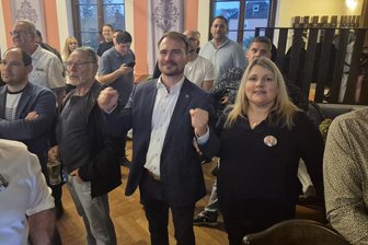Liveticker zur Oberbürgermeisterwahl in Freiberg: So lief der erste Wahlabend - Im Gasthof Halsbach verfolgte Philipp Preißler (M.) die Auszählung.