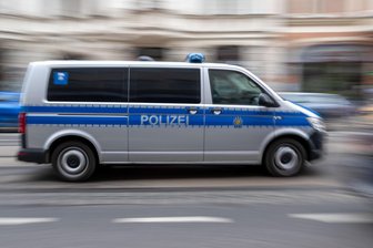 LKA-Einsatz im Erzgebirge: „Soko Rex“ durchsucht Wohnung eines 18-Jährigen - Mehrere Beamte sind am Freitag bei einem 18-Jährigen im Erzgebirge angerückt.