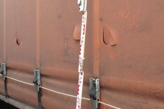 LKA will mit Soko "Plane" Schlitzern das Handwerk legen - Planenschlitzer schneiden solche Bogenschlitze, um nachzusehen, was ein Laster geladen hat. Erst wenn sie lukrative Ladung entdecken, brechen sie den betreffenden Lkw auf.