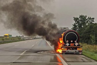 Lkw an A4 in Höhe Meerane in Brand geraten - Ein brennender Lkw-Anhänger sorgte am Donnerstag auf der A 4 in Richtung Erfurt bei Meerane für Stau.