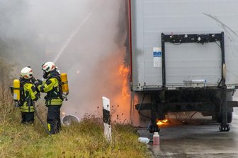 Den Anhänger konnte der Fahrer auf dem Standstreifen abstellen.