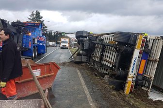 Lkw-Anhänger kippt auf Hofer Landstraße um - Am Dienstag ist gegen 11.12 Uhr auf der Hofer Landstraße/ B 173 zwischen Plauen und Weischlitz der Anhänger eines Lkw umgekippt.