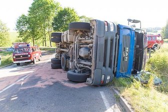 Lkw auf Seite gekippt - Fahrer schwer verletzt -