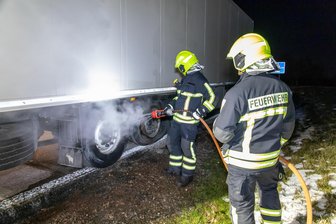 Lkw-Auflieger auf Rastplatz an A 72 im Erzgebirge in Flammen - Der Reifen des Sattelaufliegers war in Brand geraten.