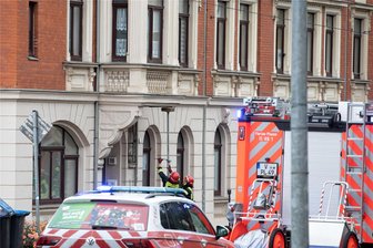 Lkw beschädigt Haus in Plauen - Feuerwehr sperrt Straße - Beschädigtes Wohnhaus an der Liebknechtstraße: Feuerwehrleute sichern den Erker notdürftig mit einer Stütze.