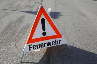 Lkw bleibt unter der Glück-Auf-Brücke liegen - 