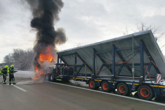 Der Lkw brannte lichterloh, als die Einsatzkräfte eintrafen.