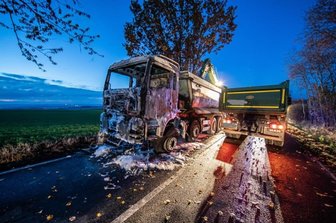Lkw brennt auf S 312 bei Theuma aus - Ein Lkw ist am Dienstag auf der S 312 zwischen Theuma und Juchhöh ausgebrannt.