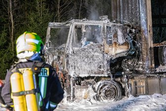 Lkw brennt nachts auf A72 bei Zwickau komplett aus: „Uns flogen Gasflaschen um die Ohren“ - Als Feuerwehrleute gerade mit dem Löschen begonnen hatten, explodierten im Lkw Gasflaschen.
