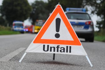 Lkw drängt auf B 283 im Vogtland Auto von der Straße - Die Polizei sucht zu einem Unfall in Markneukirchen Zeugen.