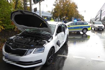 Lkw drängt Skoda ab: Frau verletzt -