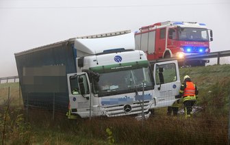 Lkw durchbricht Leitplanke auf der A4 - 