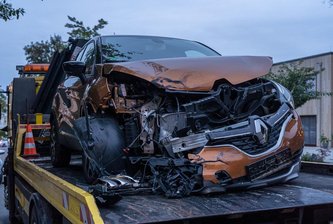 Lkw fährt falsch herum in Einbahnstraße - Unfall -