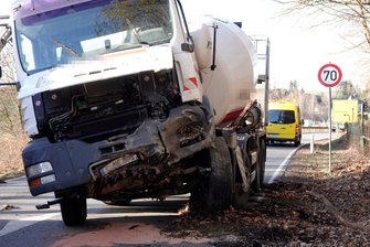Lkw fährt gegen Felswand - Fahrer verletzt -