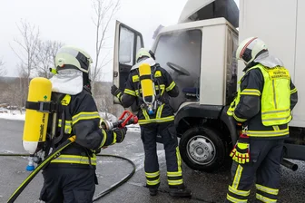 Lkw fängt Feuer – Straße im Vogtland mehrere Stunden gesperrt - Fahrzeugbrand auf der Klingenthaler Straße bei Auerbach: Die Feuerwehr verhinderte größere Schäden.