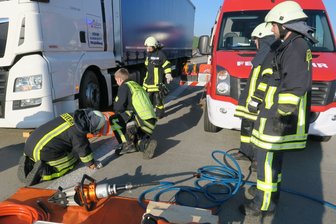 Lkw-Fahrer auf A 72 bei Radwechsel verunglückt -