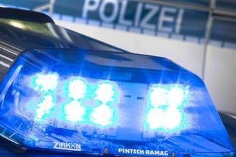 Lkw-Fahrer fährt rückwärts und stößt mit VW zusammen - Aus Versehen den Rückwärts- statt den Vorwärtsgang eingelegt hat ein Brummifahrer in Reichenbach. Danach kam heraus: Der Mann hatte Alkohol konsumiert. 