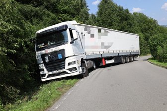 Lkw-Fahrer im Erzgebirge auf Abwegen: Dieser Schleichweg musste gesperrt werden - Ein Lkw geriet in einen Graben und blockierte die Fahrbahn.