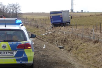 Lkw-Fahrer verliert nach Reifenplatzer Kontrolle über sein Fahrzeug - 