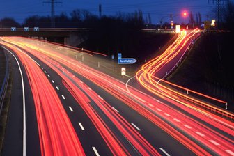 Lkw gegen Pkw: Crash durch gleichzeitigen Spurwechsel? - Viele Spuren - viel Verkehr: Wenn dann auch noch die Streifen gewechselt werden, wird's schnell unübersichtlich und riskant.