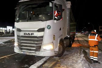 Lkw gerät in Gleisbett: Behinderungen auf B 95 in Chemnitz - Ein Unfall hat sich am Dienstagabend in Chemnitz ereignet.
