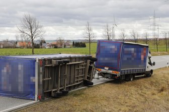 Lkw-Hänger auf B169 umgekippt -