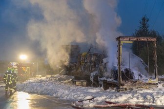 Lkw-Hänger am Kreuz Chemnitz in Flammen - A72 über Stunden gesperrt -