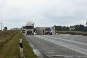 Lkw kippt auf A 4 um: Kilometerlanger Stau -
